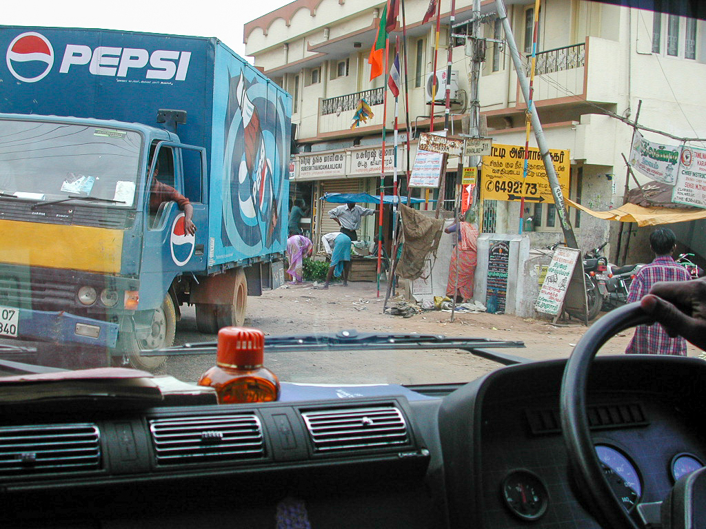Un camion Pepsi croisé depuis la voiture.