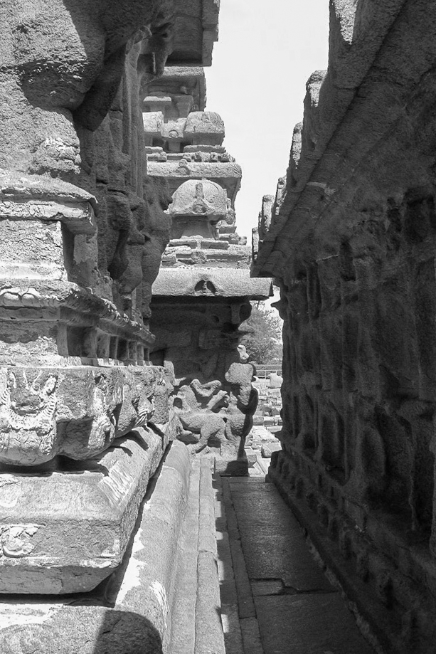 Passage étroit entre les murs sculptés du temple du Rivage.