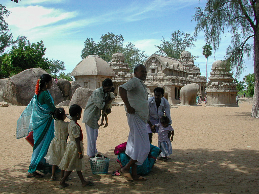 Une famille en visite sur le site des cinq Rathas.