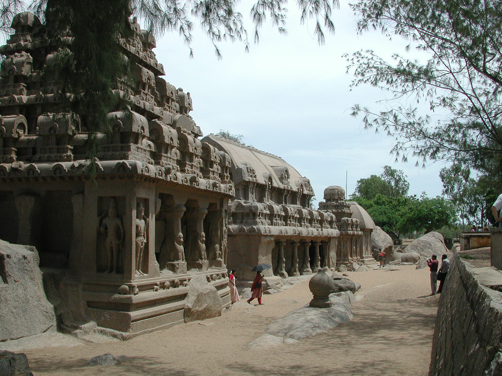 La longue façade sculptée des cinq Rathas.