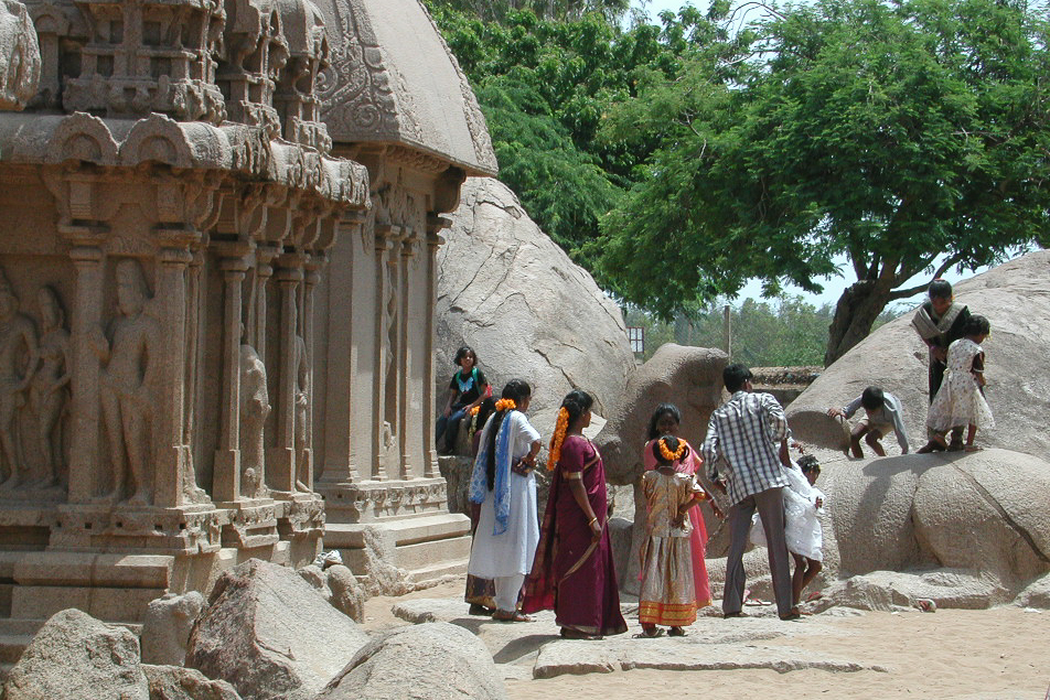 Visiteurs rassemblés près de l'éléphant sculpté.