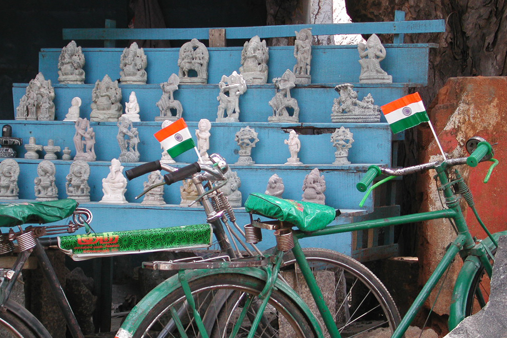 Bicyclettes, drapeaux indiens et petites sculptures de pierre.