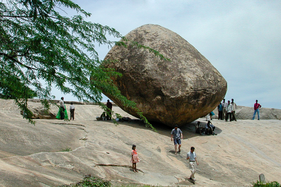 La Boule de beurre de Krishna en équilibre sur la pente.