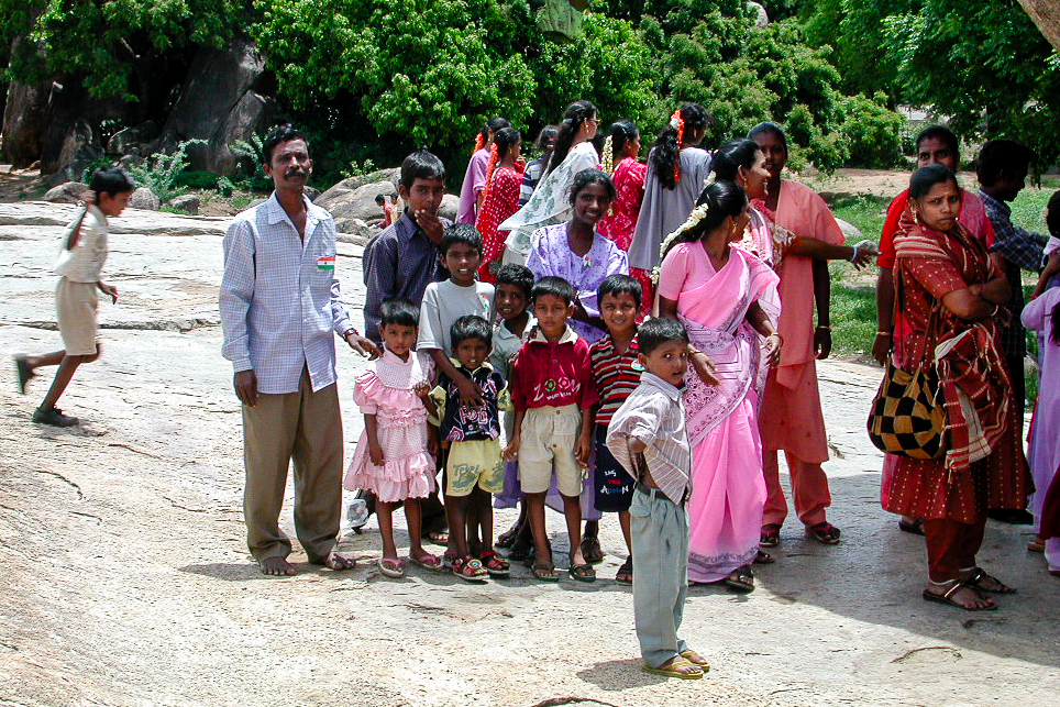 Une famille pose devant la Boule de beurre de Krishna.