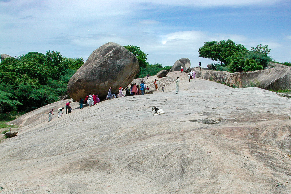 Les visiteurs gravissent la grande pente rocheuse.