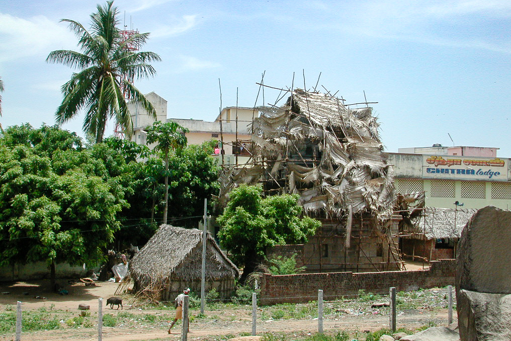 Un atelier de sculpture installé parmi les arbres et les rochers.