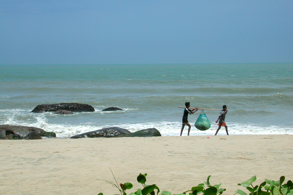 Deux pêcheurs ramènent leur filet sur la plage de Mammalapuram.