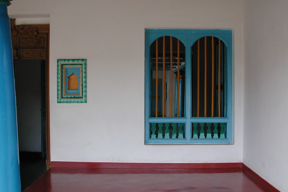 Une fenêtre bleue de la maison du tisserand de soie.