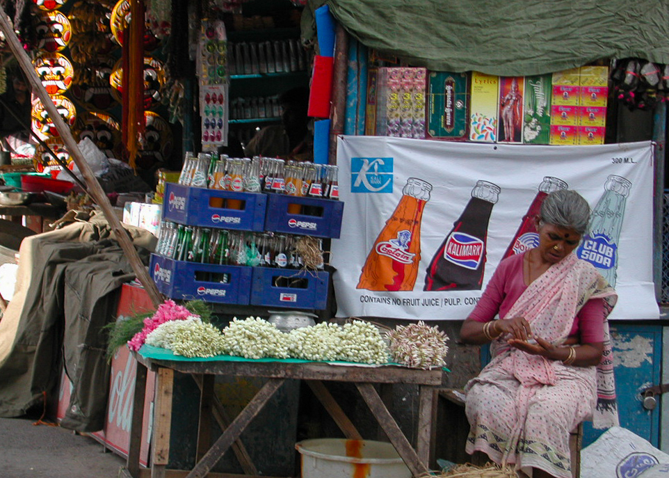Une vendeuse de fleurs assise devant son étal à Mylapore.