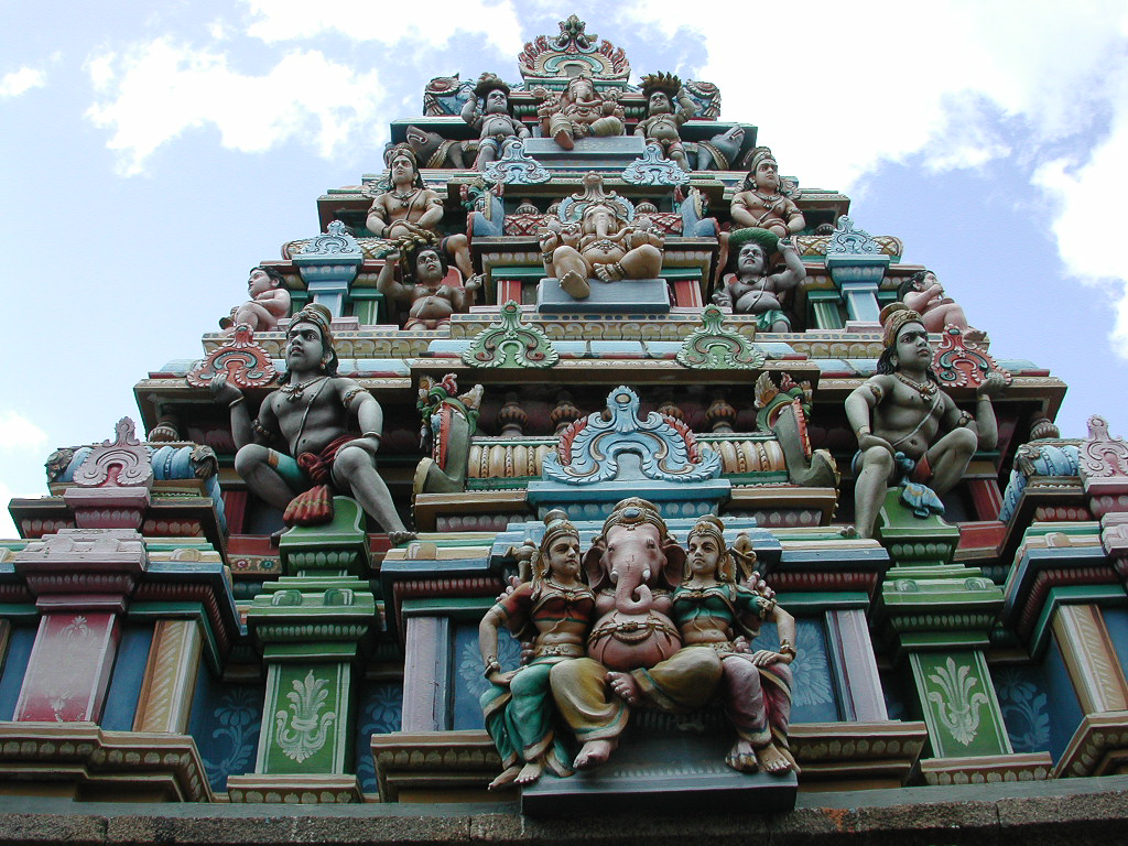 Le sommet coloré du temple de Kapaleeshwarar sur fond de ciel.