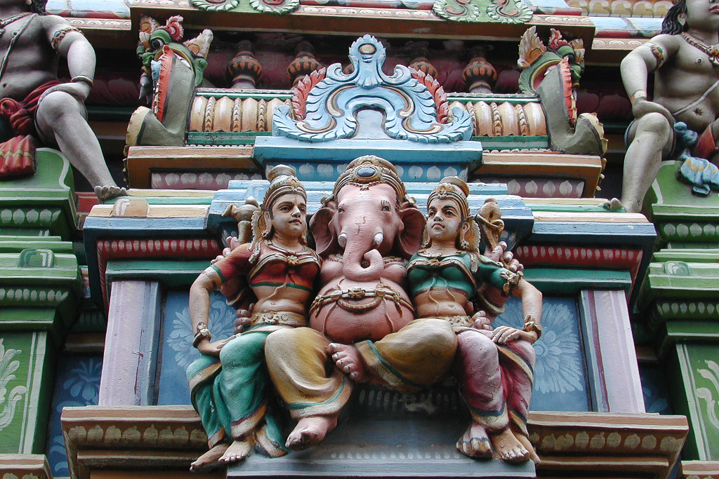 Ganesh entouré d'autres divinités sur le temple de Kapaleeshwarar.