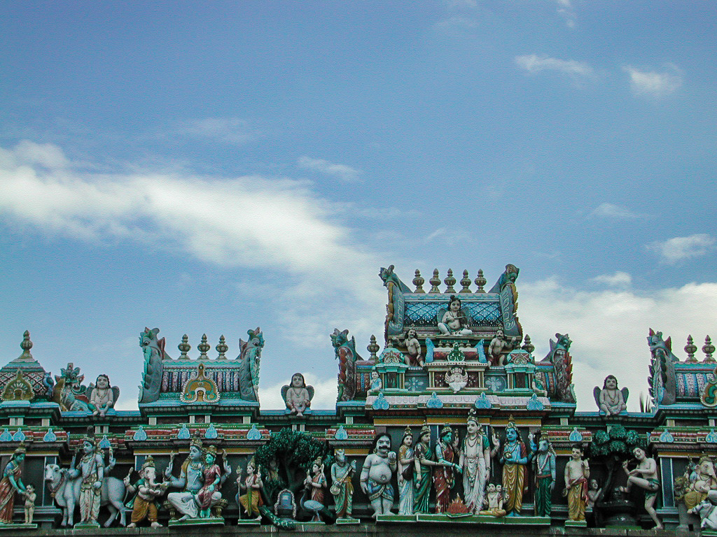 Frise de personnages et d'animaux au sommet du temple de Mylapore.