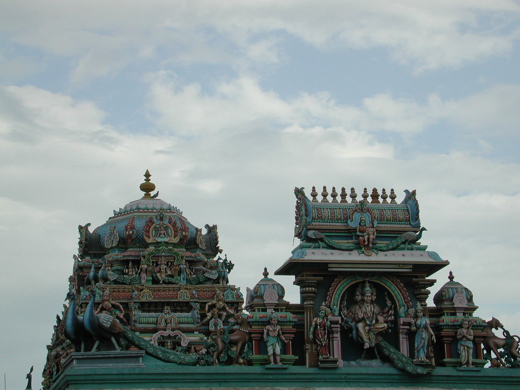 Deux couronnements sculptés du temple se détachent sous les nuages.