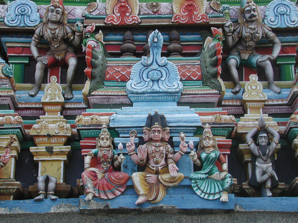Divinités et figures colorées du temple de Kapaleeshwarar.