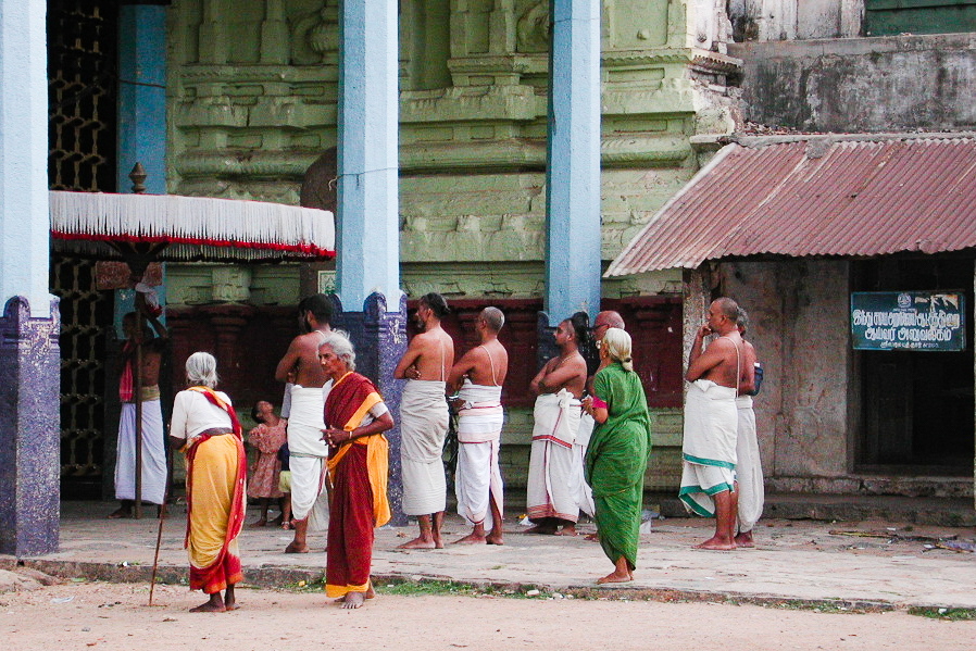Fidèles rassemblés à l'entrée du temple de Ramanuja.