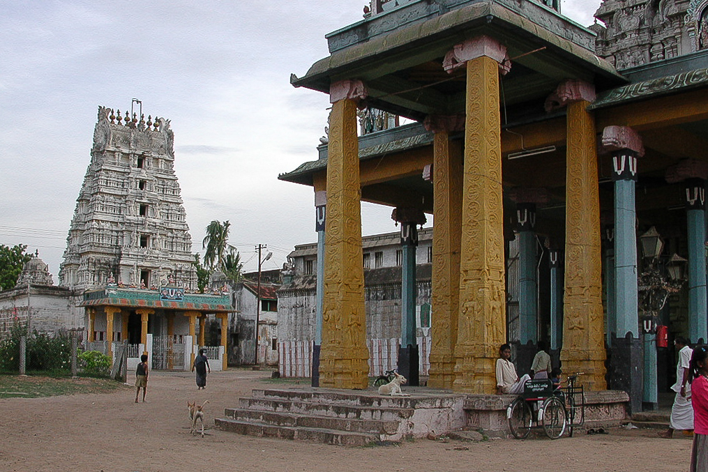 L'entrée et le gopuram du temple de Ramanuja à Sriperumbudur.