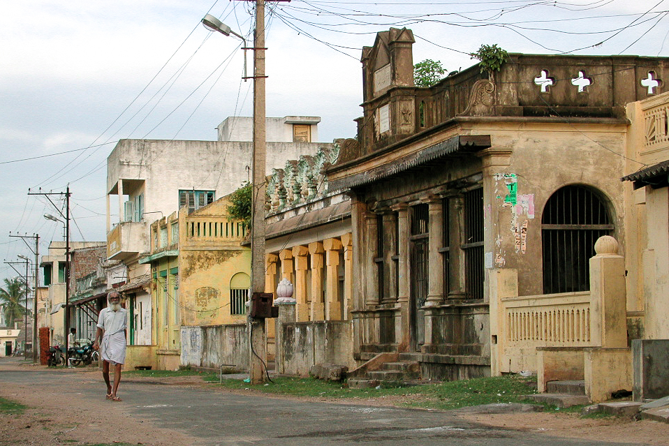Maison ancienne au coin d'une rue de Sriperumbudur.