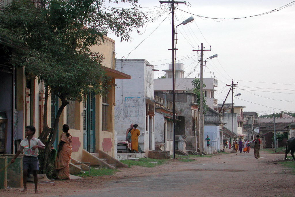 Une rue résidentielle de Sriperumbudur à la fin du jour.