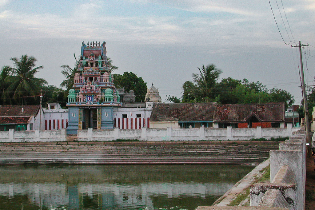 Le bassin du temple et son petit sanctuaire coloré.