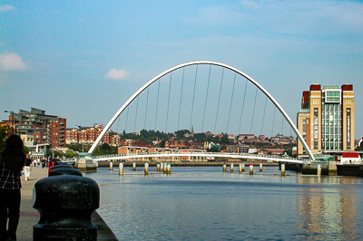 Le Gateshead Millennium Bridge au-dessus de la Tyne