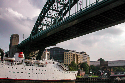 Le Tyne Bridge dominant un navire amarré sur la Tyne