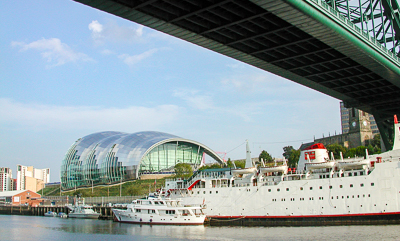 Sous le Tyne Bridge, le Sage Gateshead et un navire sur le fleuve