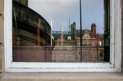 Façades de Newcastle réfléchies dans une vitre du Quayside