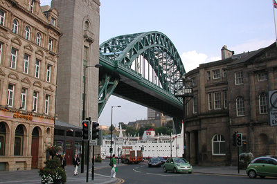 Le Tyne Bridge apparaissant entre les immeubles du centre de Newcastle
