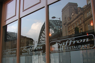 Le Tyne Bridge et les façades de Newcastle dans les vitrines du Saffron