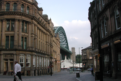 Une rue du Quayside avec le Tyne Bridge en arrière-plan