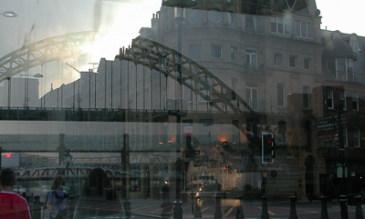 Le Tyne Bridge mêlé aux reflets des façades et de la circulation