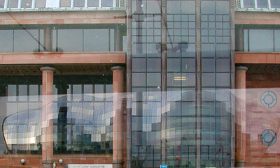 Le Sage Gateshead réfléchi dans une façade vitrée