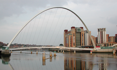 Le Gateshead Millennium Bridge et son arche au-dessus de la Tyne