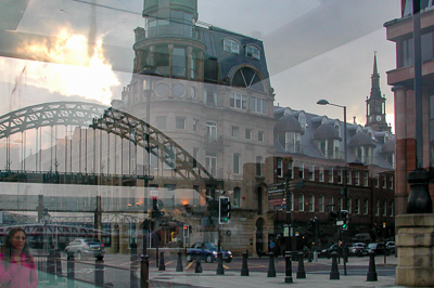 Reflets du Tyne Bridge et des immeubles de Newcastle