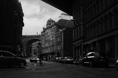 Rue de Newcastle sous la silhouette sombre d’un pont sur la Tyne