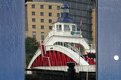 Cabine d’un pont sur la Tyne cadrée entre deux parois bleues