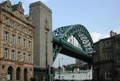 Le Tyne Bridge vu depuis une rue descendant vers le Quayside
