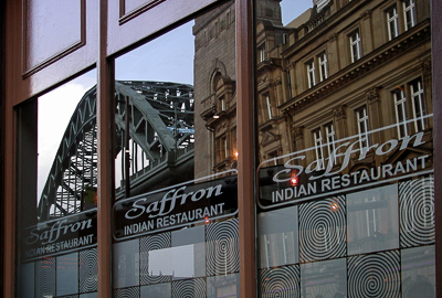 Le Tyne Bridge répété dans les vitrines du restaurant Saffron