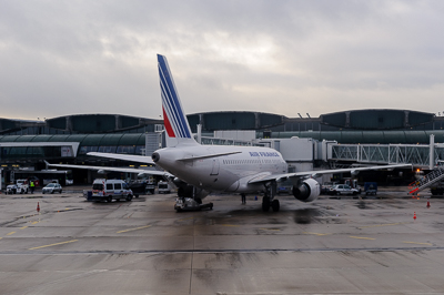Avion Air France sur le tarmac de l’aéroport avant le départ pour Prague
