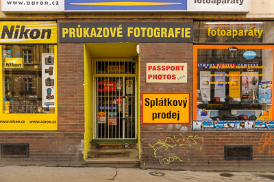Boutique Nikon et enseignes de photographie dans une rue de Prague