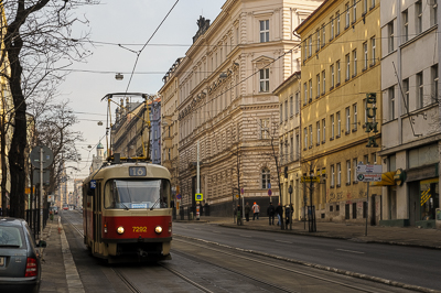 Tramway rouge et crème dans une rue du centre de Prague
