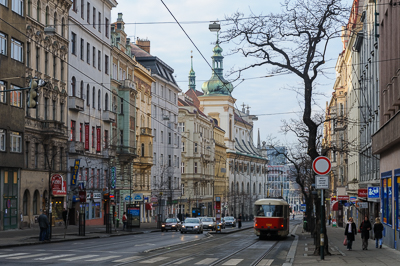 Avenue de Prague parcourue par les lignes de tramway