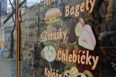 Vitrine de boulangerie décorée de pains et de pâtisseries à Prague