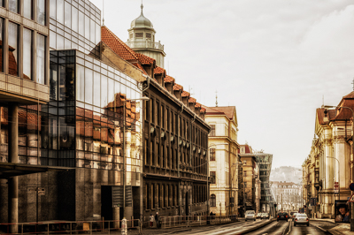 Rue de Prague bordée de façades anciennes et d’un immeuble vitré