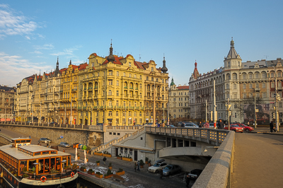 Façades le long de la Vltava dans la lumière de fin d’après-midi