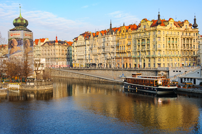La Vltava, une tour d’eau et les quais de Prague éclairés par le soleil d’hiver