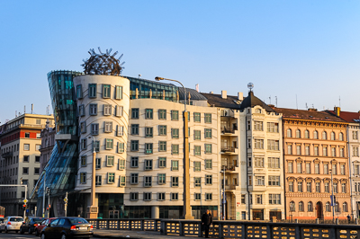 La Maison dansante vue depuis l’autre rive de la Vltava
