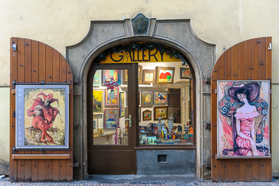 Petite galerie d’art ouverte sur la rue à Prague