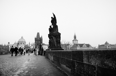 Promeneurs sur le pont Charles en hiver