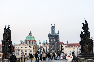Le pont Charles, ses statues et les tours de Prague dans la lumière d’hiver